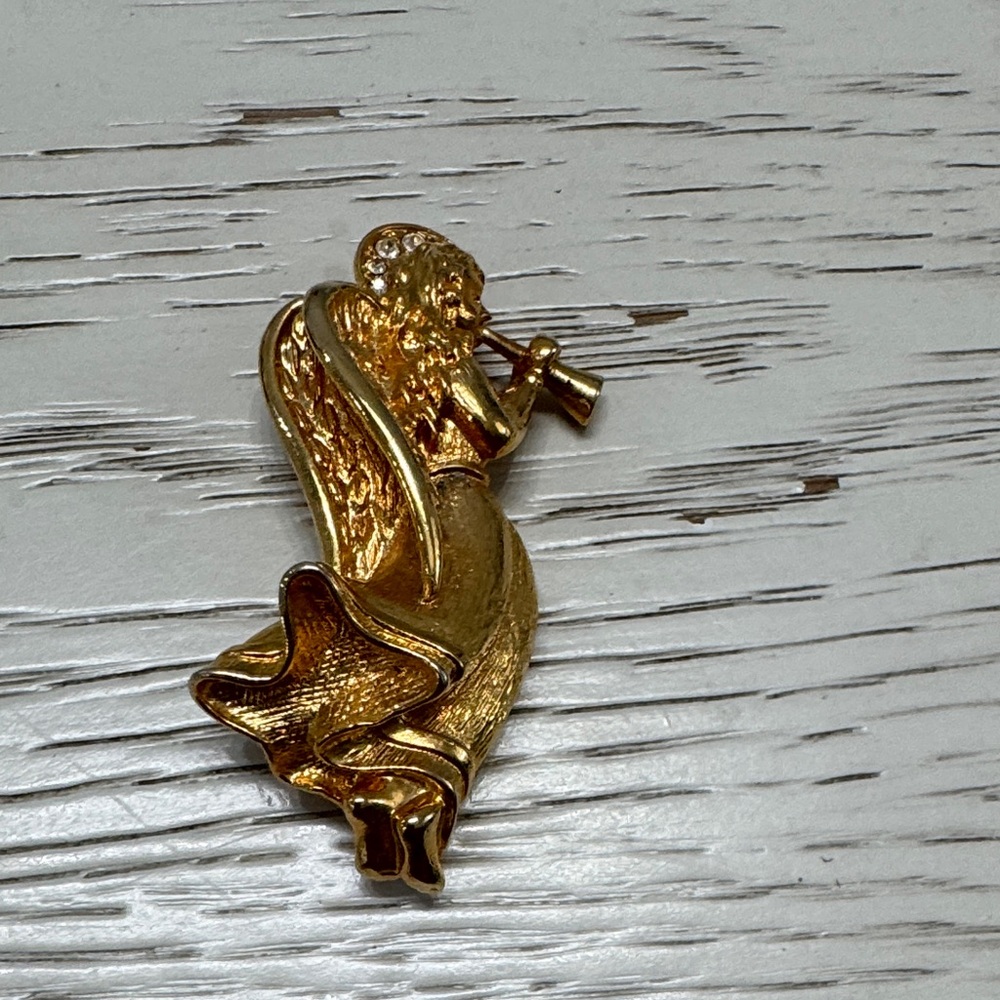 Golden Angelic Brooch - Picture 4 of 8